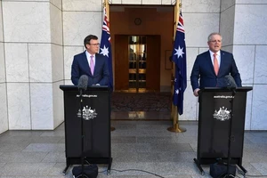 Thủ tướng Úc Scott Morrison (phải) và Bộ trưởng Di trú Alan Tudge (trái) phát biểu tại thủ đô Canberra, Úc.
