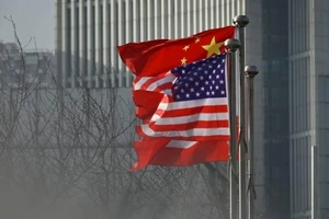 Quốc kỳ Trung Quốc và Mỹ treo ở lối vào của một văn phòng ở Bắc Kinh vào tháng 1-2020.
