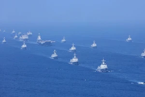 Tàu sân bay Liêu Ninh, tàu ngầm và máy bay chiến đấu Trung Quốc tại Biển Đông, ngày 12 tháng 4 năm 2018. Ảnh:TÂN HOA XÃ