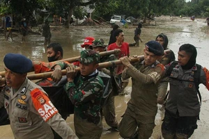 Lũ quét kinh hoàng vùi hàng trăm ngôi nhà ở Indonesia