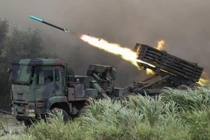 Hệ thống pháo phản lực đa nòng Thunderbolt-2000 tham gia diễn tập. Ảnh: REUTERS