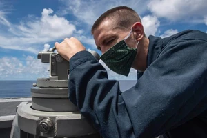 Một thành viên phi hành đoàn trên khu trục hạm USS Ralph Johnson vào ngày 14 tháng 7 gần quần đảo Trường Sa ở Biển Đông. Ảnh: HẢI QUÂN MỸ)