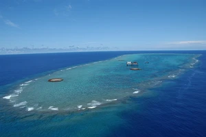 Toàn cảnh đảo đá Okinotori.