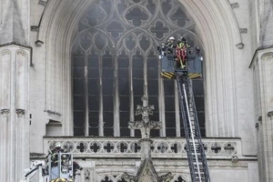 Cháy tại nhà thờ Saint Pierre và Saint Paul. Ảnh: CNN