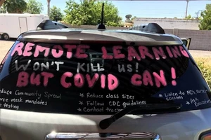Khẩu hiệu trên một chiếc xe trong cuộc biểu tình yêu cầu dời ngày mở cửa trường học tại tiểu bang Arizona (Mỹ). Ảnh: WKZO