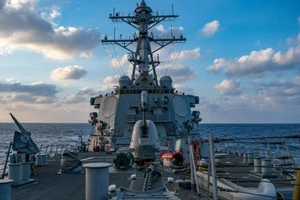 Tàu khu trục tên lửa dẫn đường lớp Arleigh-Burke USS Barry (DDG 52) hỗ trợ an ninh và ổn định ở Biển Đông. Ảnh: HẢI QUÂN HOA KỲ / SAMUEL HARDGROVE / HANDOUT