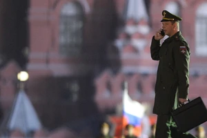 Một sĩ quan Nga sử dụng điện thoại di chuyển trên Quảng trường Đỏ (Ảnh chụp vào tháng 6-2018). Ảnh: TASS