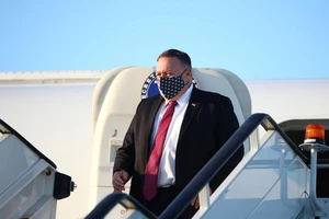 Ngoại trưởng Mỹ Mike Pompeo đáp chuyến bay đến Anh