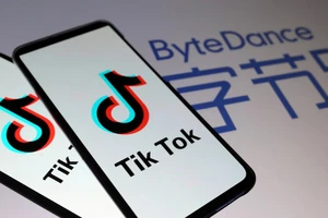 Logo Tik Tok được nhìn thấy trên điện thoại thông minh ở phía trước logo ByteDance. Ảnh: REUTERS