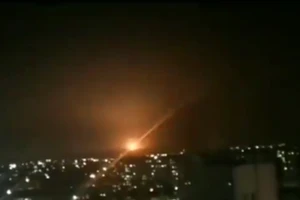 Tên lửa nghi của Israel bị đánh chặn trên bầu trời Damascus (Syria) trong đêm 20-7. Ảnh chụp màn hình SPUTNIK/TWITTER