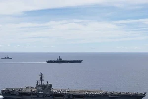 Hai tàu sân bay USS Ronald Reagan và USS Nimitz trên Biển Đông vào ngày 6-7. Ảnh: AP