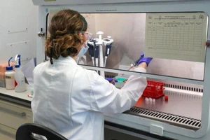 Một nhà khoa học trong phòng thí nghiệm nghiên cứu vaccine ngừa COVID-19 ở Đại học Oxford (Anh).