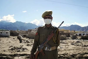 Một quân nhân Ấn Độ đứng gác ở khu vực biên giới với Trung Quốc. Ảnh: AFP