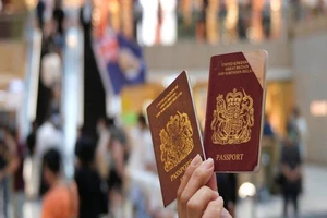 Hộ chiếu BNO. Ảnh: REUTERS