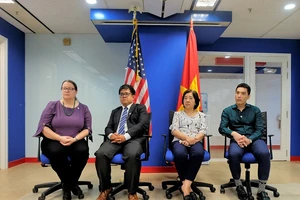 Tổng Lãnh sự Mỹ tại TP.HCM Marie Damour (đầu tiên trái) và Tiến sĩ Nguyễn Thành Trung (thứ hai bên trái) và các diễn giả tại buổi họp báo chiều 23-7. Ảnh: QUANG TUỆ