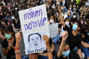 Người biểu tình Thái Lan kêu gọi Thủ tướng Prayuth Chan-ocha từ chức. Ảnh: REUTERS.