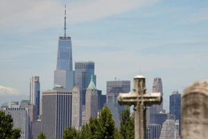 Quang cảnh Trung tâm Thương mại Thế giới và vùng hạ Manhattan từ Nghĩa trang Green-Wood trong đợt bùng phát dịch COVID-19 tại Brooklyn của New York, Mỹ, ngày 27-5. Ảnh: REUTERS 