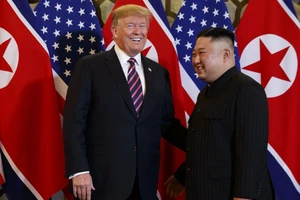 Tổng thống Donald Trump (trái) và Chủ tịch Triều Tiên Kim Jong-un (phải) gặp nhau ở hội nghị thượng đỉnh lần hai tại thủ đô Hà Nội vào tháng 2-2019. Ảnh: REUTERS