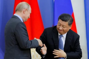 Tổng thống Nga Vladimir Putin (trái) và Chủ tịch Trung Quốc Tập Cận Bình (phải) gặp nhau tại Diễn đàn Kinh tế Quốc tế Saint Petersburg, Nga vào tháng 6-2019. Ảnh: REUTERS