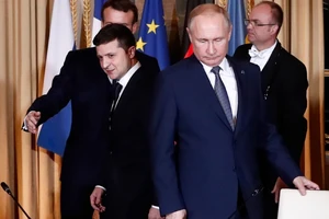 Tổng thống Nga Vladimir Putin (phải) và người đồng cấp Ukraine Volodymyr Zelensky (trái) tham dự Hội nghị hoà bình bốn bên về giải quyết xung đột ở Đông Ukraine tại thủ đô Paris (Pháp) vào tháng 12-2019. Ảnh: AFP