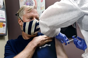 Một tình nguyện viên ở TP Binghamton, bang New York (Mỹ) tham gia thử nghiệm vaccine ngừa COVID-19 của Moderna ngày 27/7. Ảnh: AP