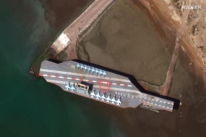 Mô hình tàu sân bay tại cảng Bandar Abbas tháng 2-2020. Ảnh: REUTERS