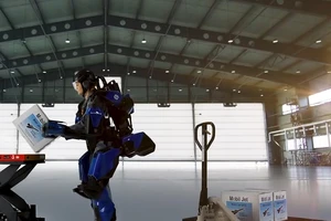 Một nữ quân nhân thử nghiệm bộ giáp Guardian XO Alpha. Ảnh chụp màn hình video quảng cáo tại YOUTUBE/SARCOS DEFENSE