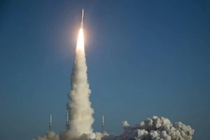 Tên lửa Atlas V mang theo xe tự hành Perseverance phóng lên từ Trạm Không quân Mũi Cape Canaveral, bang Florida (Mỹ), ngày 30-7. Ảnh: NASA