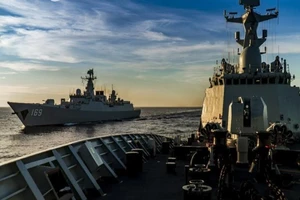 Tàu hộ vệ Hàng Dương (phải) và tàu khu trục Vũ Hán trên Biển Đông hồi tháng 6. Ảnh: PLA