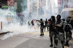 Cảnh sát Hong Kong trong một cuộc biểu tình phản đối luật an ninh quốc gia. Ảnh: SCMP.