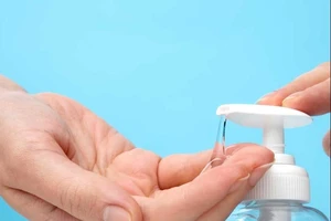 10 người tại bang Andhra Pradesh, Ấn Độ đã tử vong sau khi uống nước rửa tay thay rượu. Ảnh: HEALTHYFOODGUIDE