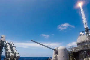Tuần dương hạm USS Shiloh của Hải quân Mỹ phóng tên lửa trong cuộc tập trận bắn đạn thật ở biển Philippines vào tháng 3-2020. Ảnh: HẢI QUÂN MỸ
