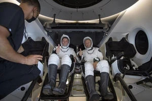 Phi hành gia NASA Robert Behnken (trái) và Douglas Hurley bên trong tàu vũ trụ Crew Dragon Endeavour. Ảnh: AP