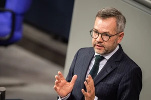 Bộ trưởng Các vấn đề châu Âu của Đức - ông Michael Roth trong một phiên điều tra trước Nghị viện châu Âu tháng 11-2019. Ảnh: AFP