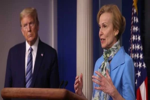 Tổng thống Donald Trump và Tiến sĩ Deborah Birx trong cuộc họp báo tại Nhà Trắng. Ảnh: Jonathan Ernst/REUTERS.