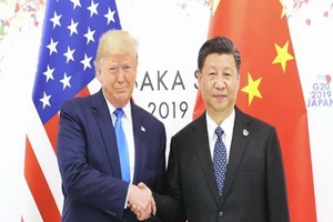 Tổng thống Mỹ Donald Trump (trái) trong cuộc gặp Chủ tịch Trung Quốc Tập Cận Bình tại Osaka, Nhật Bản ngày 29-6-2019. Ảnh: TÂN HOA XÃ.