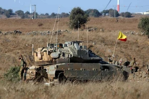 Một xe tăng của Israel tại khu vực biên giới với Syria trên Cao nguyên Golan do Israel kiểm soát. Ảnh: Ronen Zvulun/REUTERS