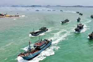 Tàu đánh cá Trung Quốc thường dính vào các cuộc đụng độ trên vùng biển quốc tế. Ảnh: TÂN HOA XÃ