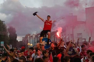 Người hâm mộ Arsenal vẫn ăn mừng bên ngoài sân vận động Emirates, London đầu tháng này, ngay cả khi sân vận động đóng cửa. Ảnh: AFP / JUSTIN TALLIS