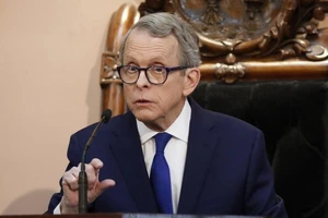 Thống đốc bang Ohio Mike DeWine. Ảnh: AP/Paul Vernon