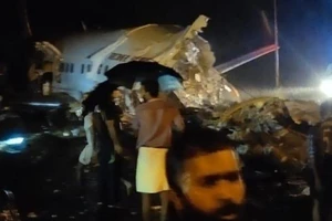 Chiếc máy bay gãy làm đôi sau khi trượt khỏi đường băng. Ảnh: THE TIME OF INDIA