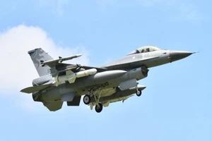 Hình ảnh chiếc máy bay tiêm kích F-16 mang theo tên lửa diệt hạm AGM-84. Ảnh: LIBERTY NEWS
