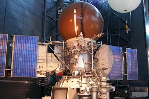Mô hình tàu thăm dò sao Kim Vegas được trưng bày tại Trung tâm Udvar-Hazy (Mỹ). Ảnh: HISTORIC SPACECRAFT