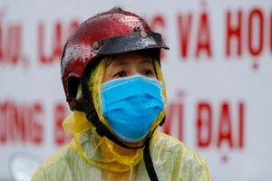 Phụ huynh dầm mưa đợi con thi tốt nghiệp