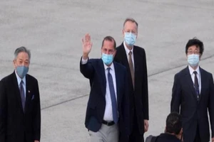 Ông Alex Azar (người thứ hai từ trái qua) trong chuyến thăm lịch sử đến Đài Loan. Ảnh: AFP