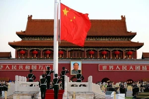 Trung Quốc sửa luật để cấm treo ngược quốc kỳ. Ảnh: XINHUA