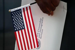 Số lượng người Mỹ từ bỏ quốc tịch cao kỷ lục trong sáu tháng đầu năm nay. Ảnh: CNN