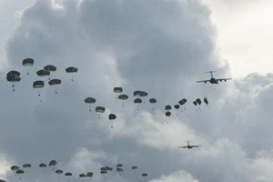 350 lính dù thuộc Sư đoàn bộ binh 25 của Lục quân Mỹ luyện tập đổ bộ đánh chiếm một sân bay mô phỏng của đối phương hồi tháng 7. Ảnh: KHÔNG QUÂN MỸ