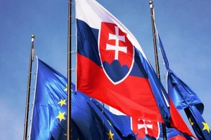 Cờ của Slovakia và Liên minh châu Âu (EU). Ảnh: THE MOSCOW TIMES