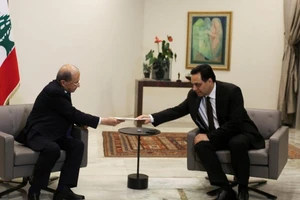 Thủ tướng Lebanon Hassan Diab trình đơn từ chức lên Tổng thống Michel Aoun tại dinh tổng thống ngày 10-8.